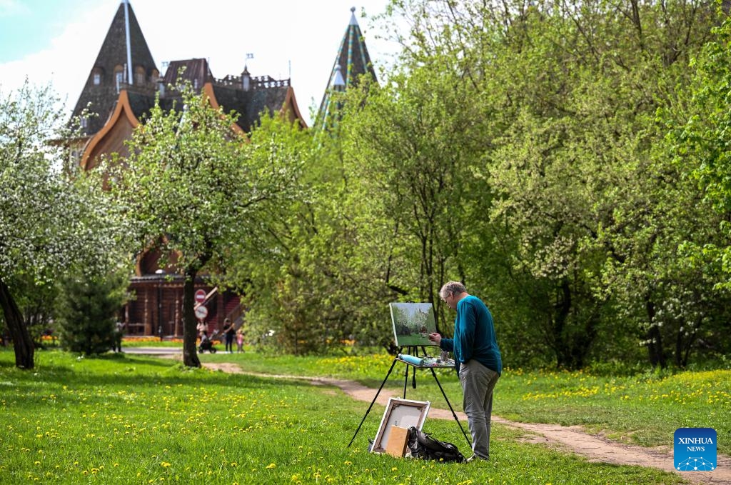 A man paints at the Kolomenskoye park in Moscow, Russia, May 13, 2026. Moscow, the capital and largest city of Russia, stands as the country's political, economic, cultural and technological center. Its diverse architecture and vibrant cultural atmosphere highlight a long history and a strong artistic taste of the city. (Photo: Xinhua)
