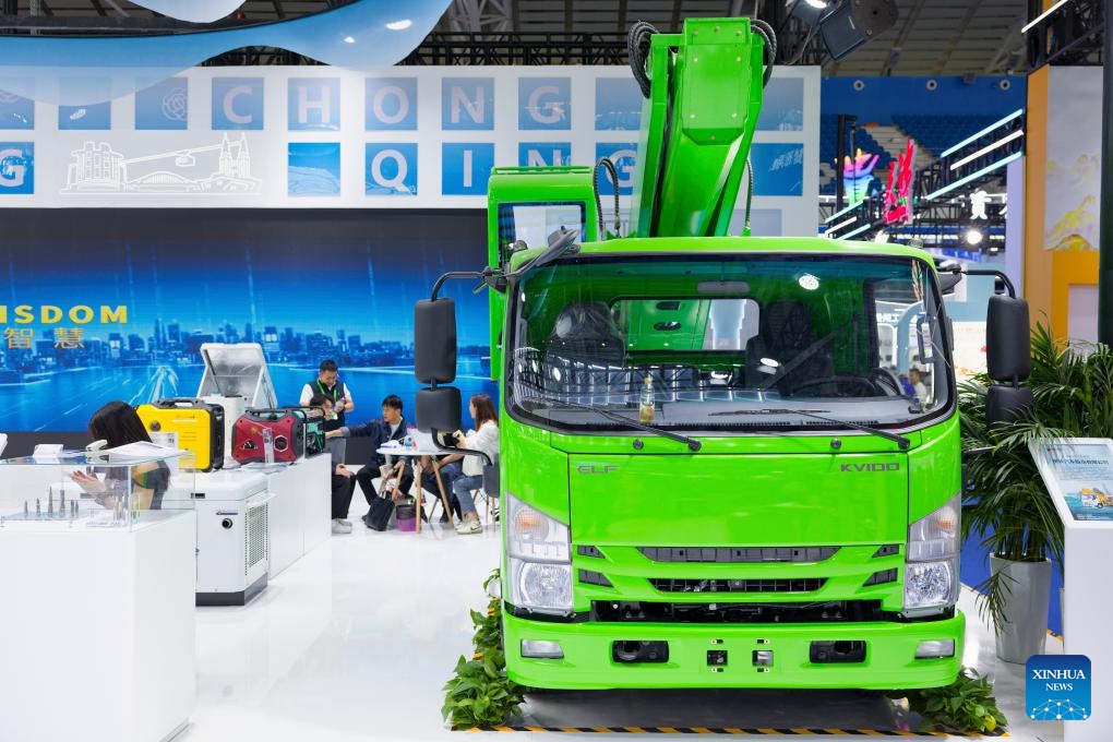 People learn about an intelligent connected vehicle at the 10th China-Russia Expo in Harbin, northeast China's Heilongjiang Province, May 19, 2026. China-made products have taken the spotlight at the 10th China-Russia Expo, attracting merchants from many countries to visit. (Photo: Xinhua)