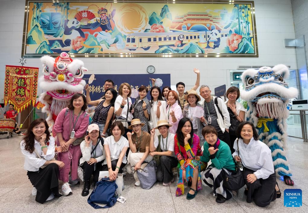 Passengers pose for a group photo after a welcome ceremony at Anjing Railway Station in southwest China's Sichuan Province, May 19, 2026. The panda train Splendid Tianfu, a panda-themed tourist train, departed Tuesday from Chengdu carrying 92 passengers for a 16-day tour of northwest China's Xinjiang Uygur Autonomous Region. (Photo: Xinhua)