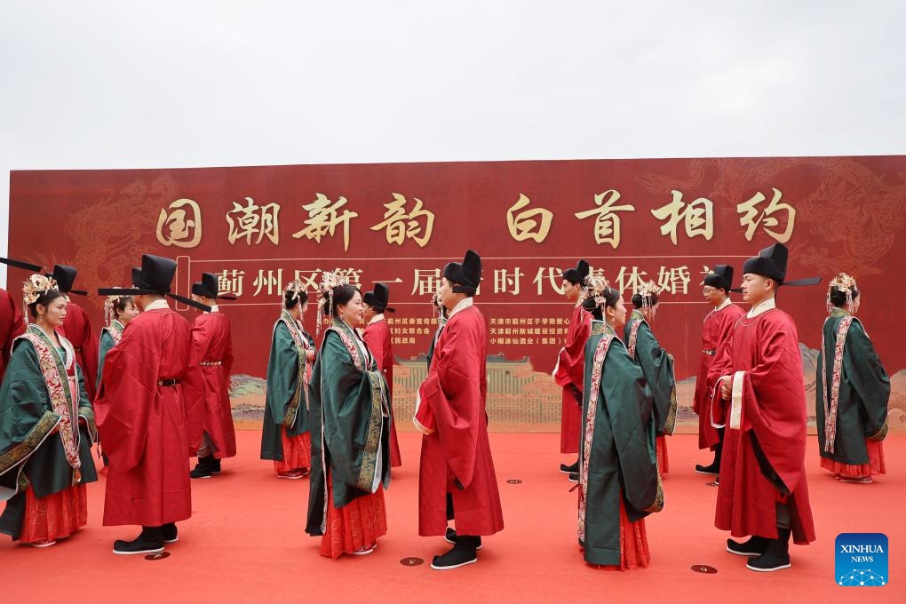 Newlyweds participate in a group wedding in Jizhou District, north China's Tianjin, May 20, 2026. A group wedding ceremony, combining traditional Chinese cultural charm with a new civilized trend, was held here on Wednesday. Fourteen newly married couples in traditional Chinese costumes attended the group wedding following traditional wedding rituals while embodying the positive spirit of new-style practices. (Photo: Xinhua)