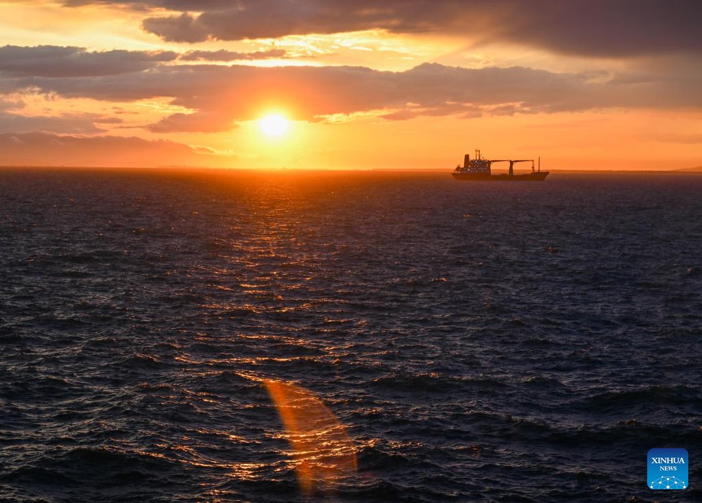 A ship sails on the Gulf of Izmir in Türkiye on May 20, 2026. Located on the Aegean Sea, the Gulf of Izmir in Türkiye serves as a major maritime transportation hub and a popular spot for visitors to enjoy the coastal scenery. (Photo: Xinhua)
