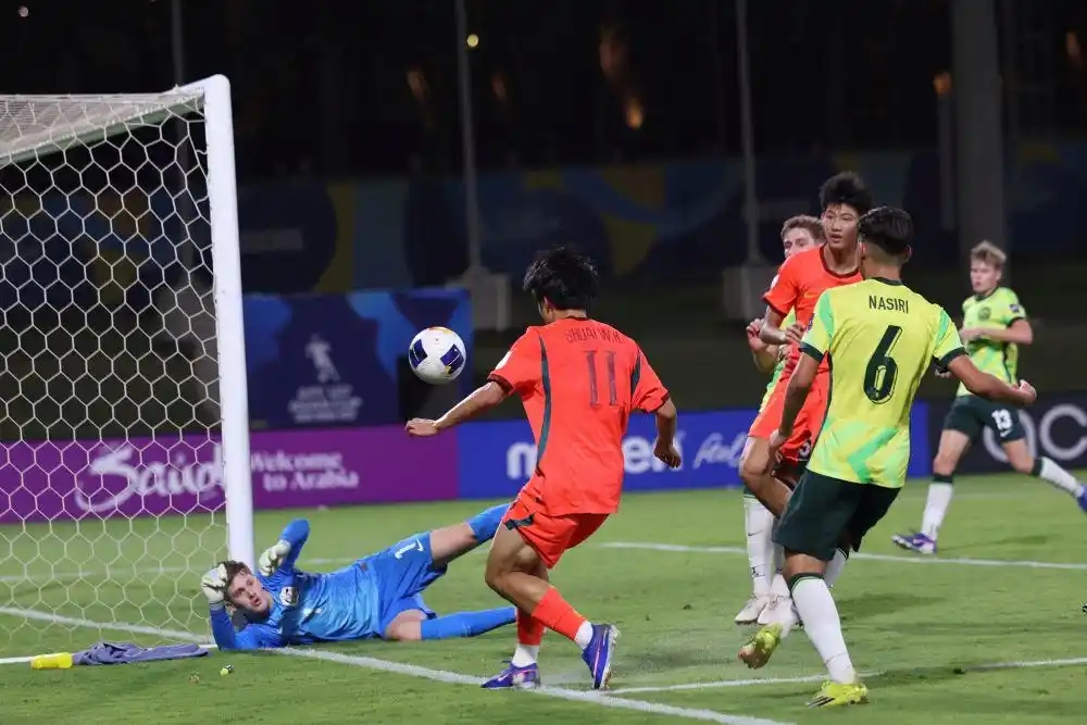 China's Shuai Weihao (center) competes during the semifinal match against Australia at the AFC U17 Asian Cup on May 19, 2026. Photo: Xinhua