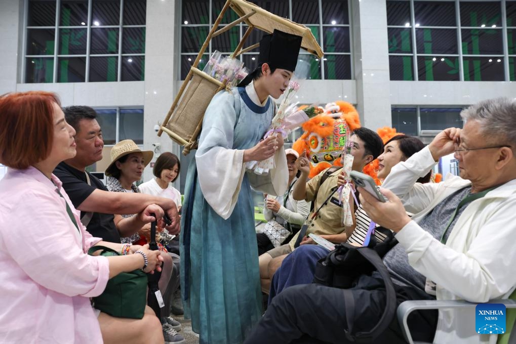 A staff member greets passengers taking panda train Splendid Tianfu, at Anjing Railway Station in southwest China's Sichuan Province, May 19, 2026. The panda train Splendid Tianfu, a panda-themed tourist train, departed Tuesday from Chengdu carrying 92 passengers for a 16-day tour of northwest China's Xinjiang Uygur Autonomous Region. (Photo: Xinhua)