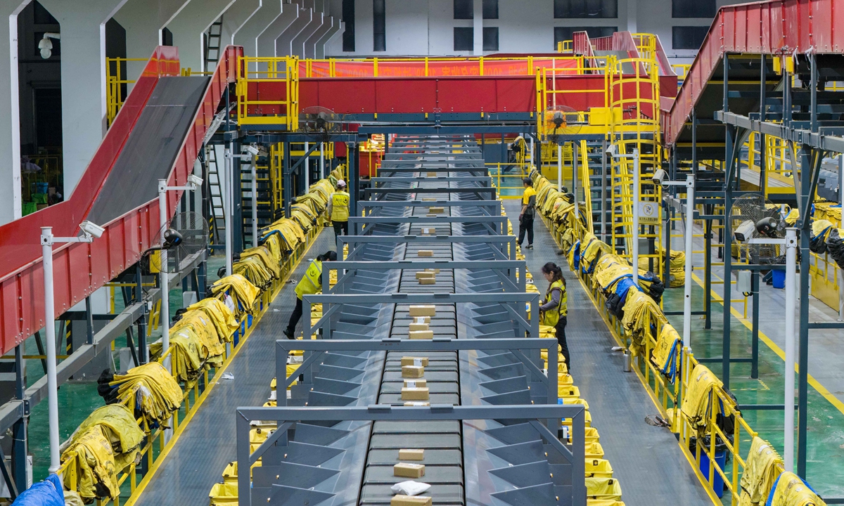 Workers at an express delivery company's grid warehouse sort parcels on an intelligent express delivery line in Xinghua, East China's Jiangsu Province on May 20, 2026. Data released by the State Post Bureau shows that from January to April, the postal industry handled 70.16 billion parcels, a year-on-year increase of 4.1 percent. Among them, express delivery volume reached 64.57 billion parcels, a year-on-year increase of 5.1 percent. Photo: VCG