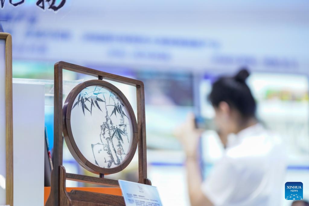 This photo taken on May 19, 2026 shows a Chinese artwork at the 10th China-Russia Expo in Harbin, northeast China's Heilongjiang Province. China-made products have taken the spotlight at the 10th China-Russia Expo, attracting merchants from many countries to visit. (Photo: Xinhua)