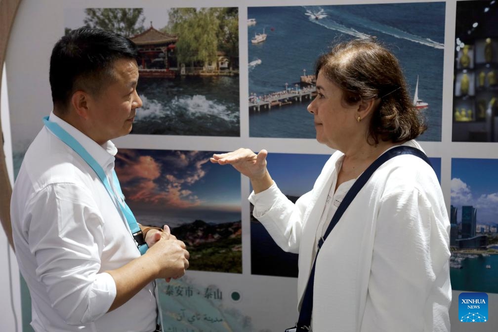 A Chinese exhibitor (L) talks with a visitor at the 25th International Tourism and Travel Fair (SITEV 2026) in Algiers, Algeria, on May 19, 2026. The event, held from May 18 to 21, serves as an important platform for showcasing the country's tourism resources and promoting tourism cooperation. (Photo: Xinhua)