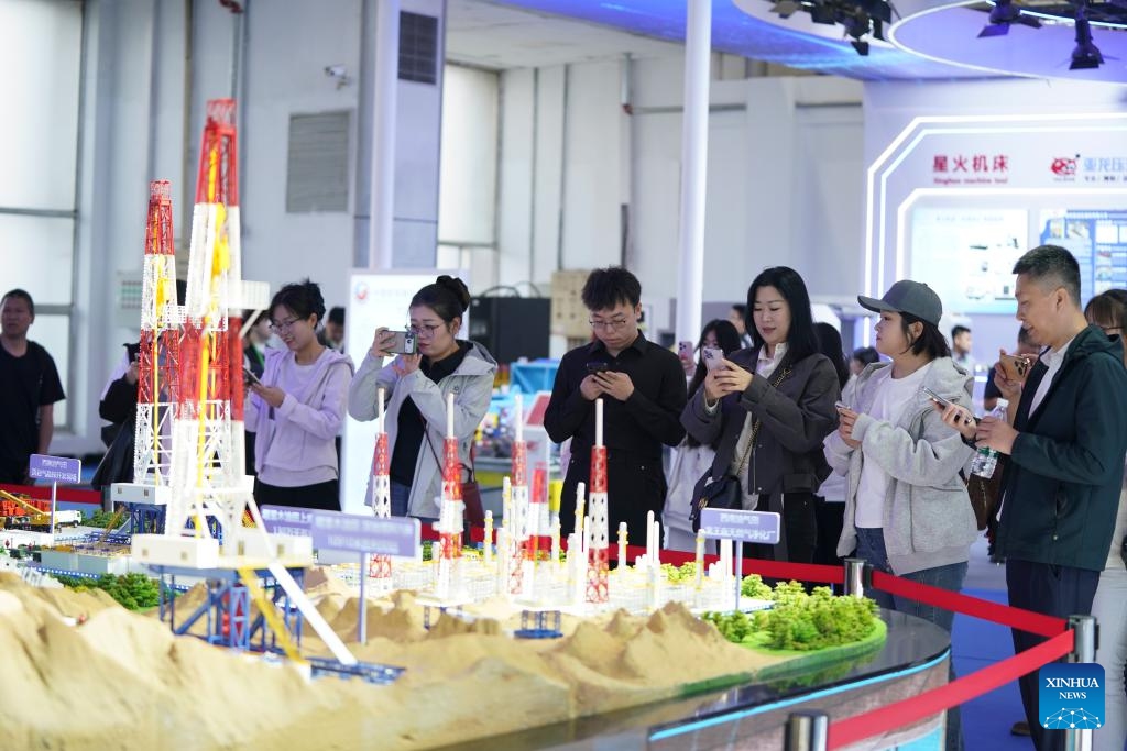 People watch an oil and gas production model during the 10th China-Russia Expo in Harbin, northeast China's Heilongjiang Province, May 19, 2026. With a total exhibition area of 55,000 square meters, this year's expo has attracted more than 1,500 enterprises from 46 countries and regions. It also features nearly 100 supporting events covering industrial matchmaking, investment promotion, international cooperation, tourism and consumption. (Photo: Xinhua)