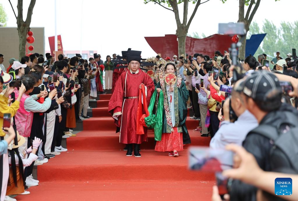 Newlyweds participate in a group wedding in Jizhou District, north China's Tianjin, May 20, 2026. A group wedding ceremony, combining traditional Chinese cultural charm with a new civilized trend, was held here on Wednesday. Fourteen newly married couples in traditional Chinese costumes attended the group wedding following traditional wedding rituals while embodying the positive spirit of new-style practices. (Photo: Xinhua)