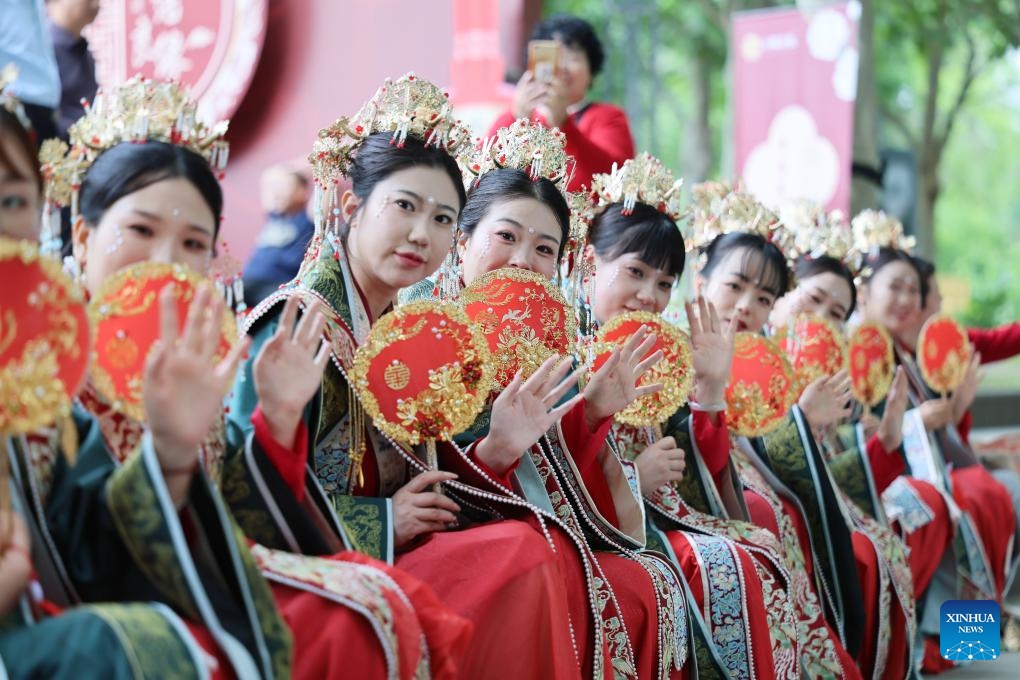 Brides pose for a group photo during a group wedding in Jizhou District, north China's Tianjin, May 20, 2026. A group wedding ceremony, combining traditional Chinese cultural charm with a new civilized trend, was held here on Wednesday. Fourteen newly married couples in traditional Chinese costumes attended the group wedding following traditional wedding rituals while embodying the positive spirit of new-style practices. (Photo: Xinhua)