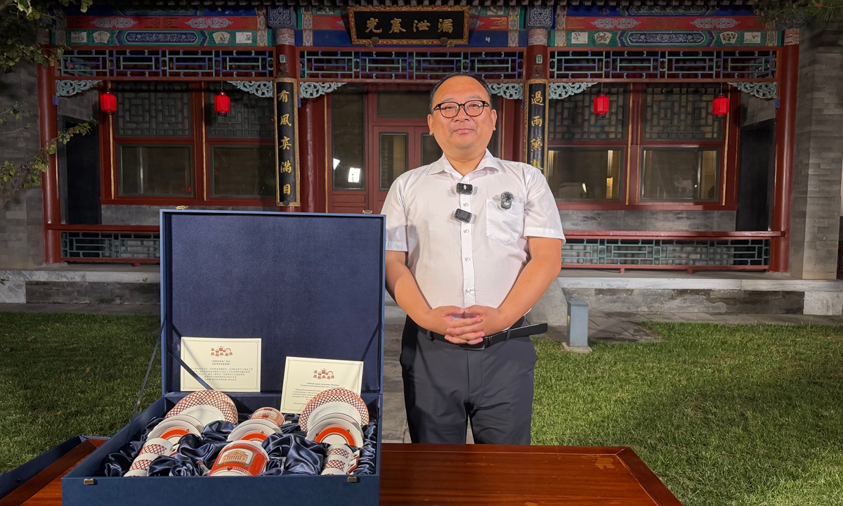 Peng Pai, a man from Central China's Hunan Province who met Russian President Vladimir Putin 26 years ago, shows reporters a gift given to him by Putin after their reunion on May 20, 2026. Photo: Shen Sheng/GT