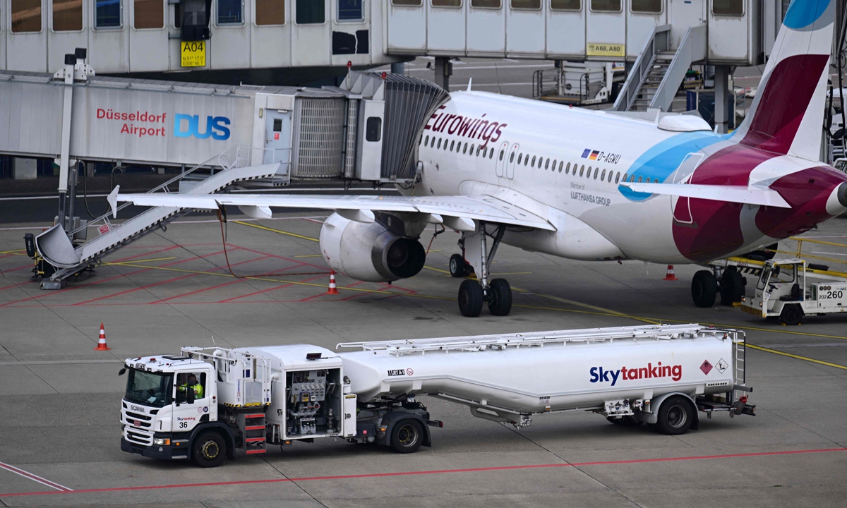 Jet fuel is transported by a tank truck to a Eurowings aircraft at the airport in Dusseldorf, Germany on May 21, 2026. The war in the Middle East and the closure of the Strait of Hormuz have caused a surge in aviation fuel prices and raised concerns about potential shortages this summer. Photo: VCG
