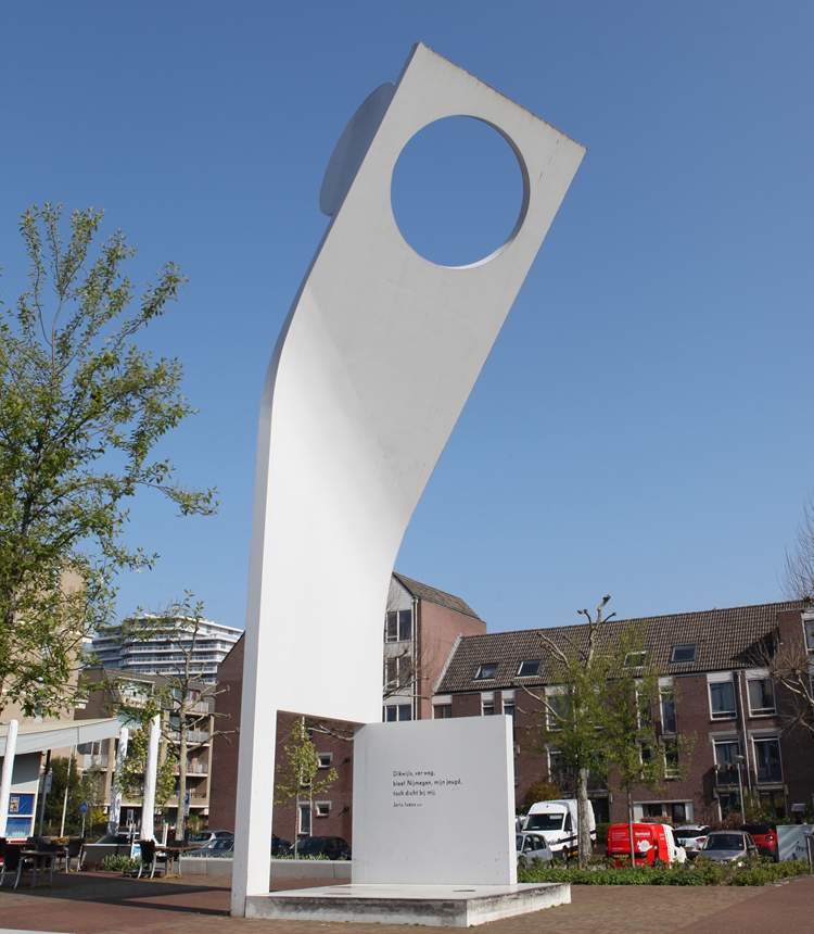 A monument commemorating Joris Ivens in his hometown Nijmegen, the Netherlands  Photo: VCG