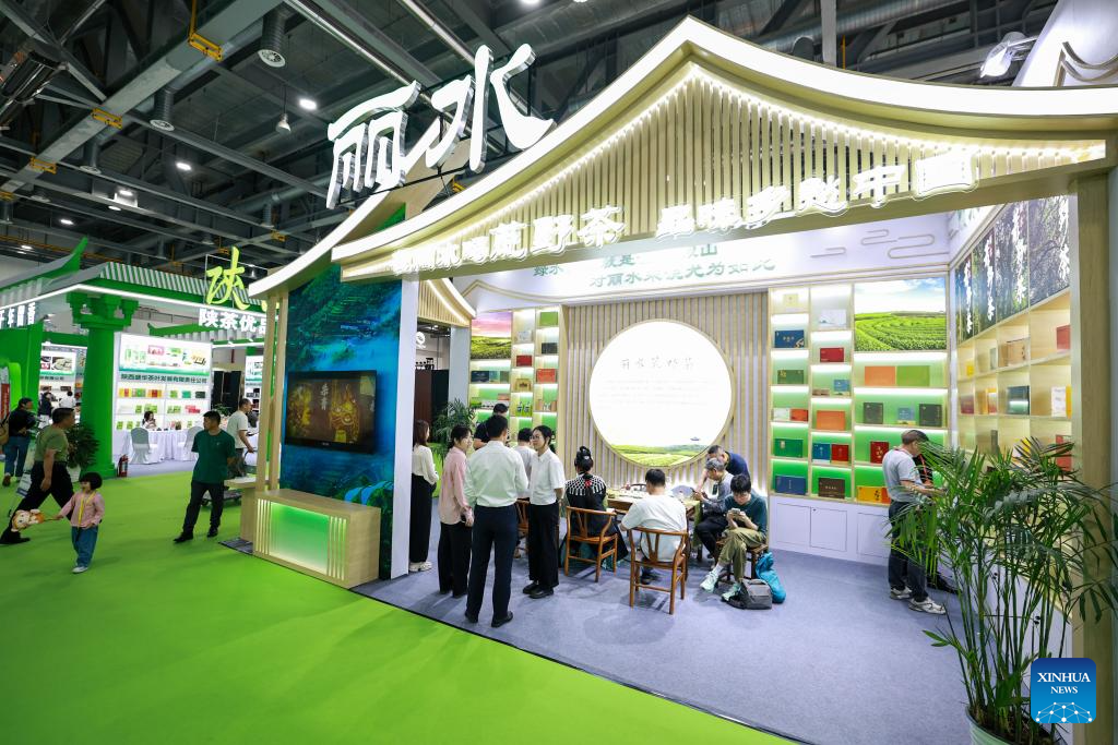 People visit the booth of Lishui City at the eighth China International Tea Expo in Hangzhou, east China's Zhejiang Province, May 21, 2026. The expo kicked off on Thursday in Hangzhou, attracting more than 1,500 exhibitors. (Xinhua/Jiang Han)