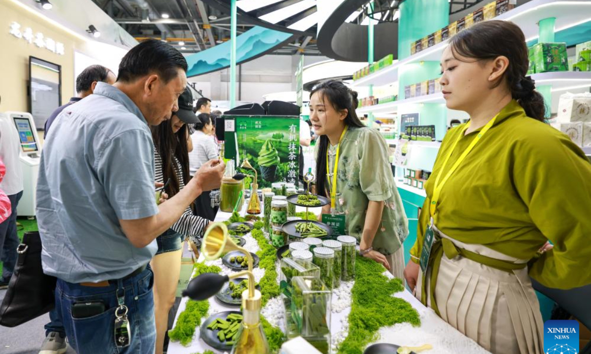 A visitor (L) tastes matcha products at the eighth China International Tea Expo in Hangzhou, east China's Zhejiang Province, May 21, 2026. The expo kicked off on Thursday in Hangzhou, attracting more than 1,500 exhibitors. (Xinhua/Jiang Han)