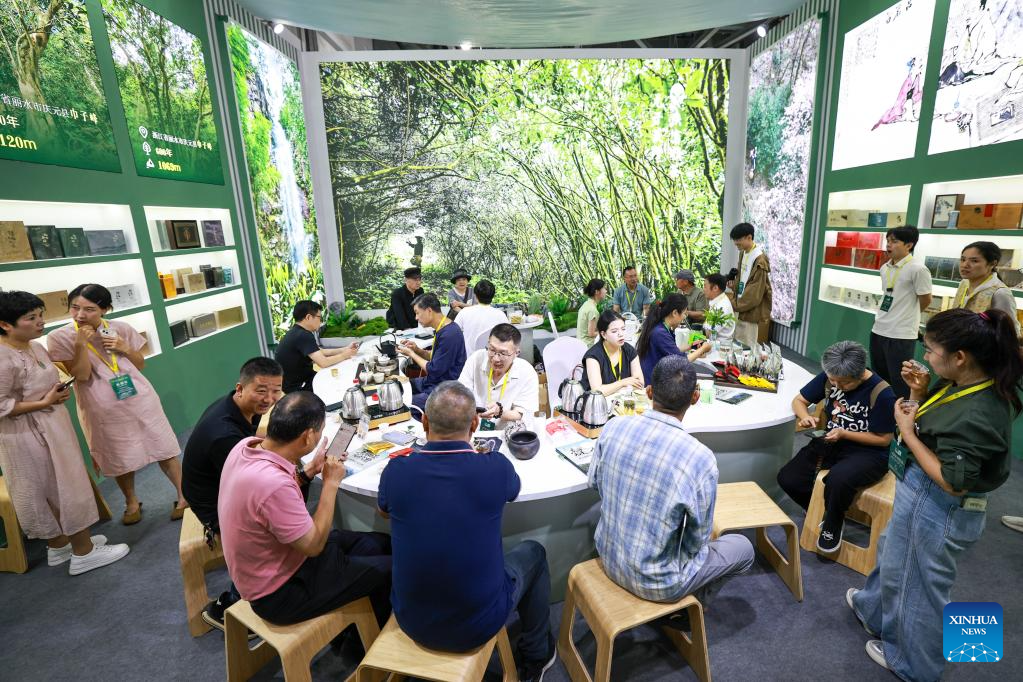 People taste tea at the booth of Lishui City at the eighth China International Tea Expo in Hangzhou, east China's Zhejiang Province, May 21, 2026. The expo kicked off on Thursday in Hangzhou, attracting more than 1,500 exhibitors. (Xinhua/Jiang Han)