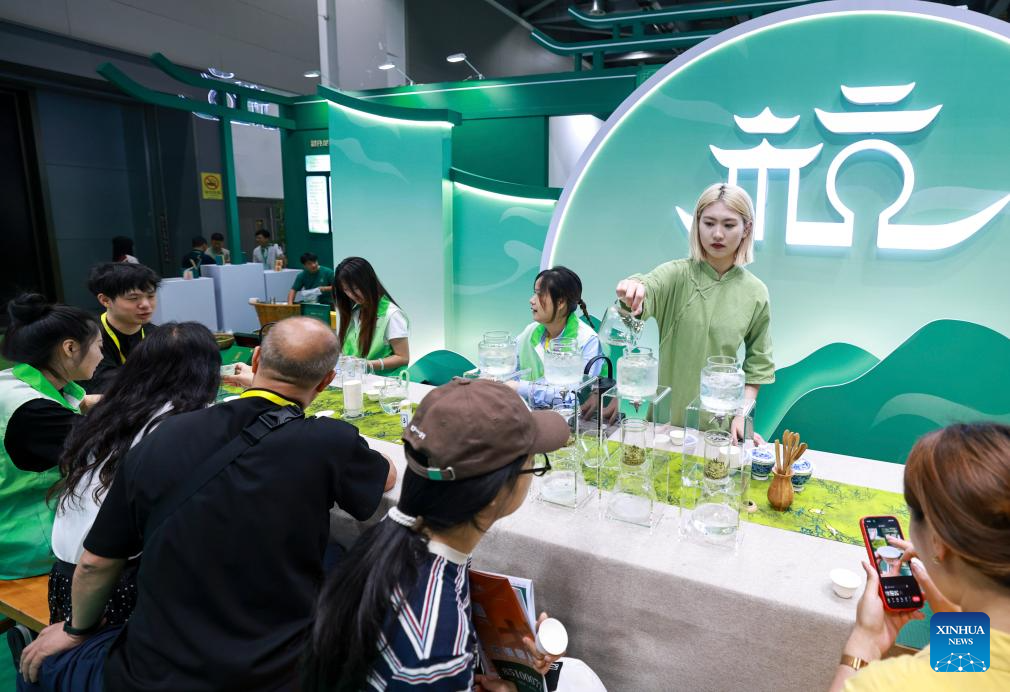 An exhibitor serves tea for visitors at the eighth China International Tea Expo in Hangzhou, east China's Zhejiang Province, May 21, 2026. The expo kicked off on Thursday in Hangzhou, attracting more than 1,500 exhibitors. (Xinhua/Jiang Han)