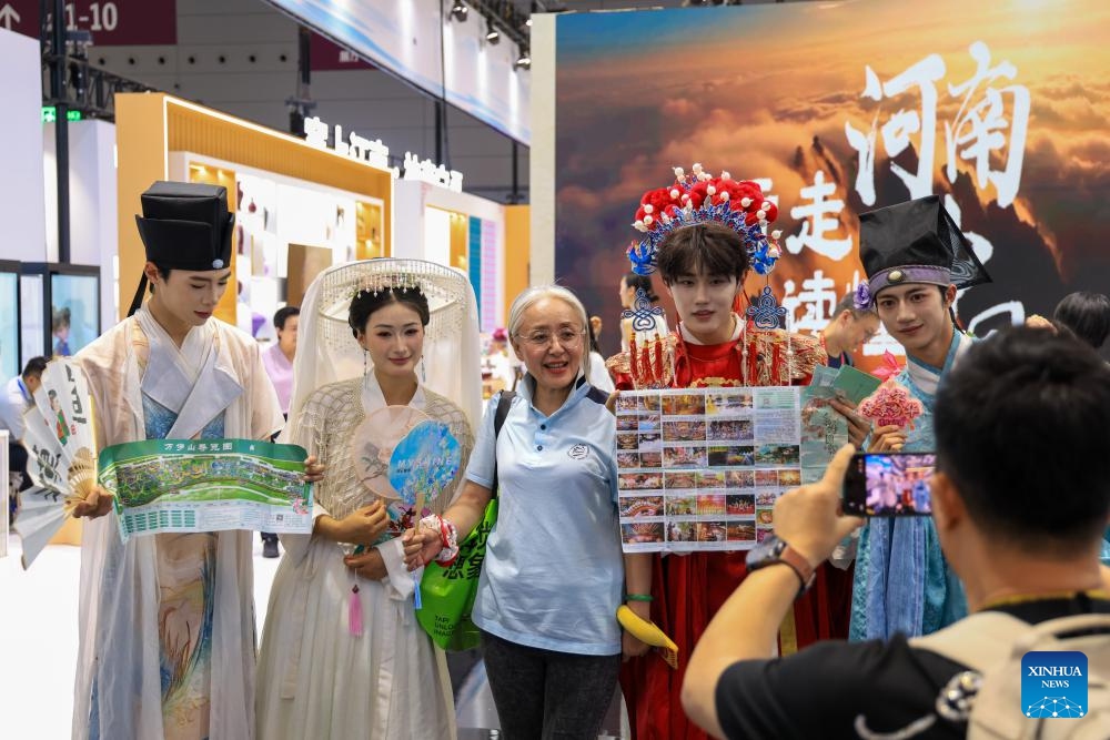 Actors from Wansui Mountain Martial Arts City and Millennium City Park pose for photos with a visitor at the booth of Henan Province during the 22nd China (Shenzhen) International Cultural Industries Fair in Shenzhen, south China's Guangdong Province, May 21, 2026. The 22nd China (Shenzhen) International Cultural Industries Fair kicked off on Thursday in the metropolis of Shenzhen, located in south China's Guangdong Province.
(Xinhua/Mao Siqian)