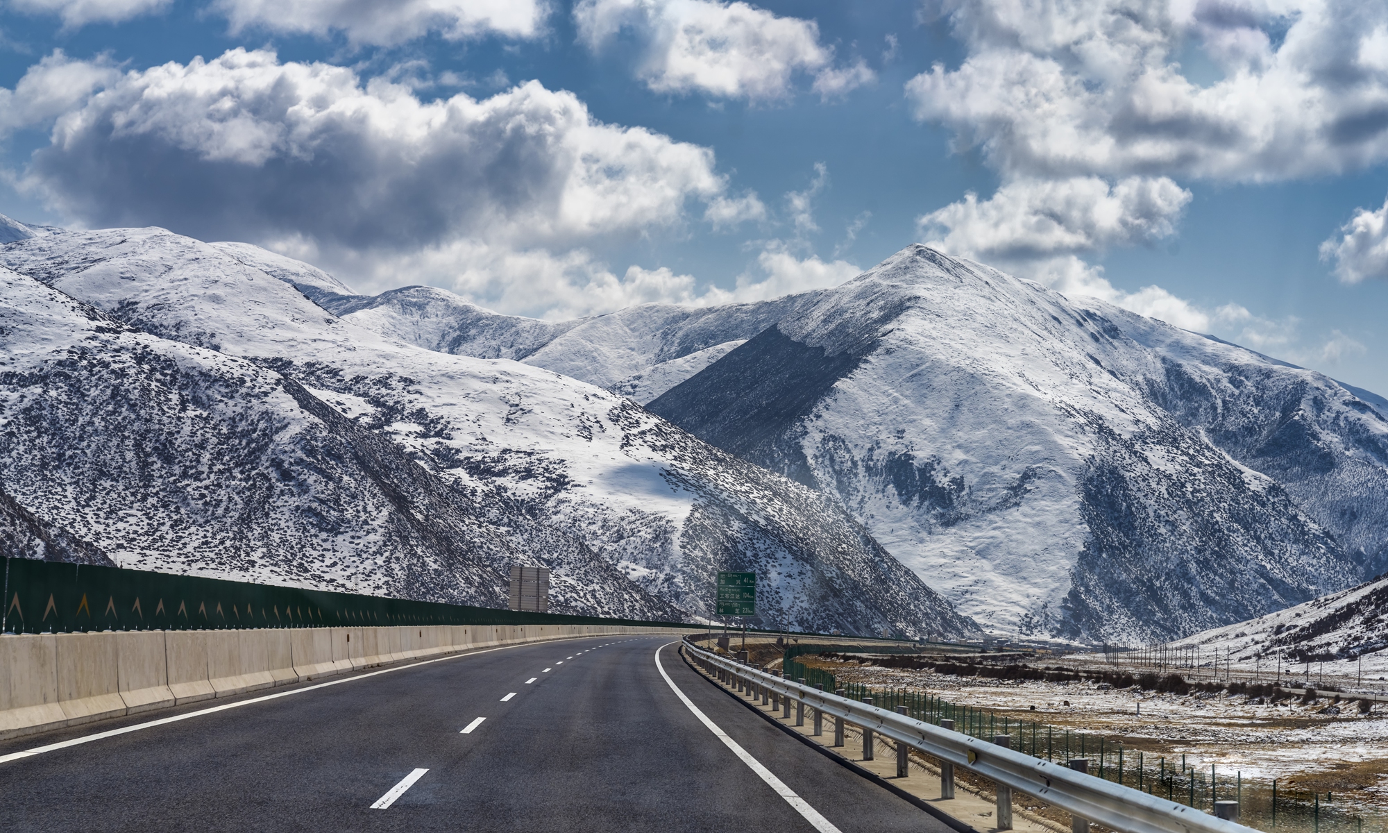 A view of the high-grade highway from Lhasa to Nyingchi in Southwest China's Xizang Autonomous Region Photo: VCG