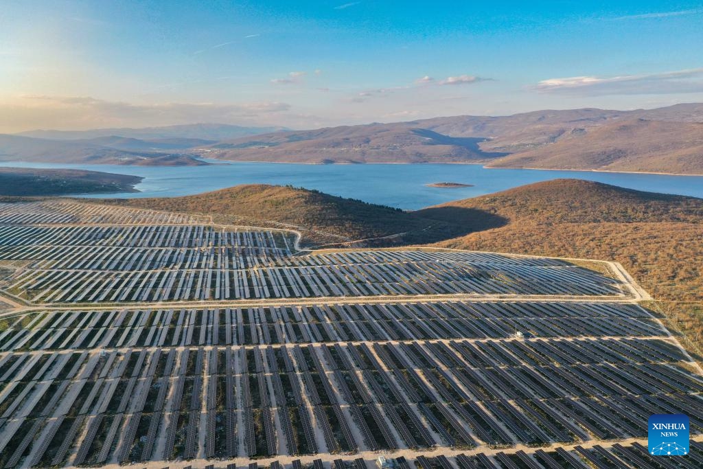 An aerial drone photo shows the Bileca PV-plus-storage project in Bileca, Bosnia and Herzegovina, on April 7, 2026. By the sapphire waters of Bileca Lake, rows of photovoltaic panels stretch across the rugged karst terrain. Mounted on tracking systems, they tilt and turn like sunflowers, following the sun from dawn to dusk, maximizing every ray of light into electricity.(Xinhua/Yin Xiaosheng)