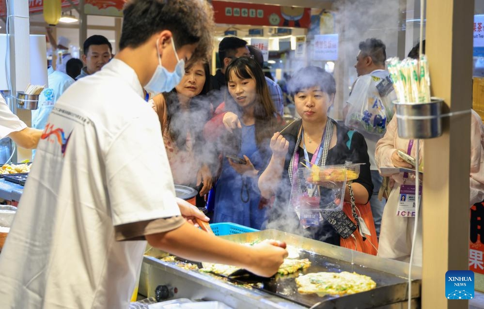 Visitors enjoy cuisines at the 22nd China (Shenzhen) International Cultural Industries Fair in Shenzhen, south China's Guangdong Province, May 21, 2026. The 22nd China (Shenzhen) International Cultural Industries Fair kicked off on Thursday in the metropolis of Shenzhen, located in south China's Guangdong Province.
(Xinhua/Mao Siqian)