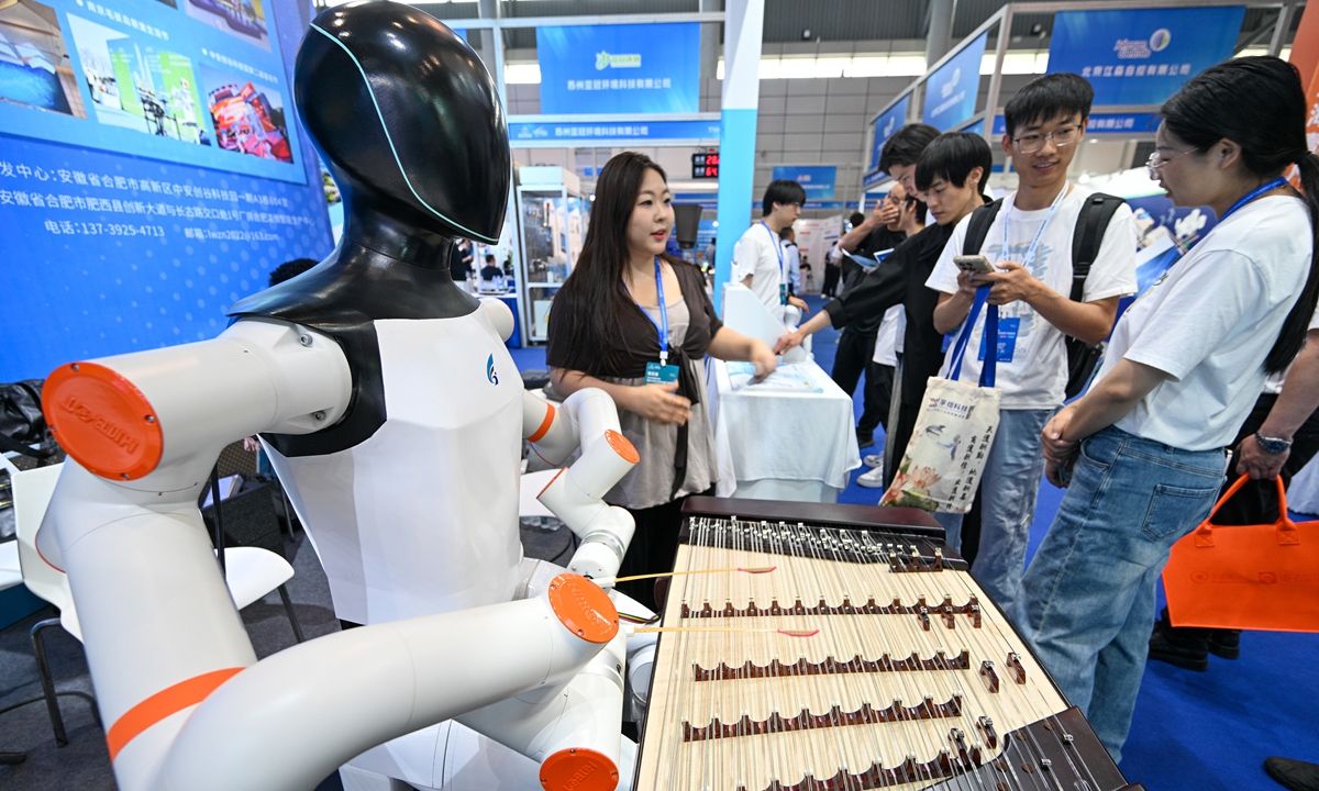 Visitors observe a robot at the 2026 China (Hefei) International Semiconductor and Integrated Circuit Industry Exhibition which kicked off in Hefei, East China's Anhui Province on May 22, 2026. With nine core exhibition zones, the event connects global semiconductor companies and boosts high-quality integrated development in the Yangtze River Delta. Photo: VCG
