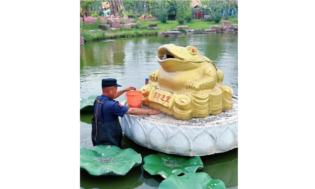 Zoo staff collect coins from the wishing pool to donate to a leukemia patient at Nantong Forest Safari Park in East China's Jiangsu Province. Photo: official WeChat account of Yangtse Evening Post.