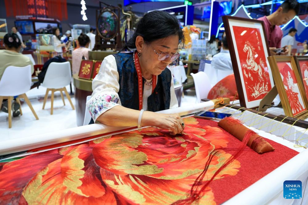 Liu Xiaohong, a representative inheritor of Daye embroidery, demonstrates embroidery skills at the booth of Hubei Province during the 22nd China (Shenzhen) International Cultural Industries Fair in Shenzhen, south China's Guangdong Province, May 21, 2026. The 22nd China (Shenzhen) International Cultural Industries Fair kicked off on Thursday in the metropolis of Shenzhen, located in south China's Guangdong Province.
(Xinhua/Mao Siqian)
