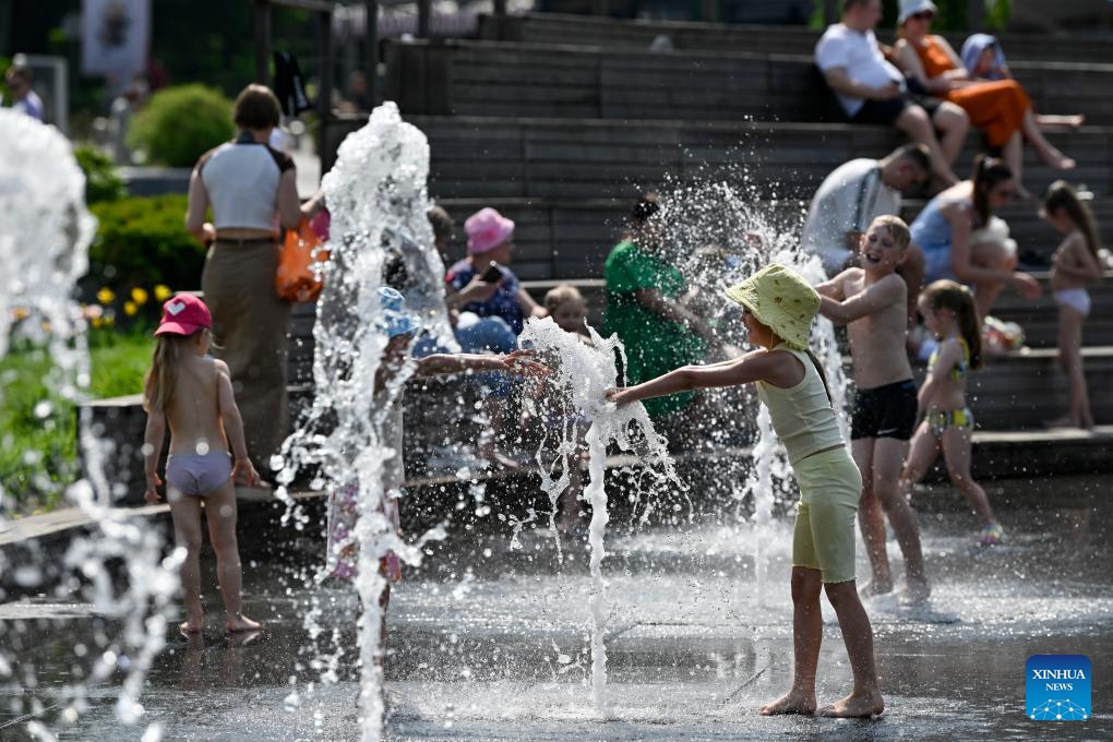 Children play in a fountain at VDNH (The Exhibition of Achievements of National Economy) in Moscow, Russia, on May 21, 2026. Moscow has been experiencing a heatwave these days. The temperature hit 30 degrees Celsius at noon on May 20, breaking a 129-year record in May. (Photo by Alexander Zemlianichenko Jr/Xinhua)