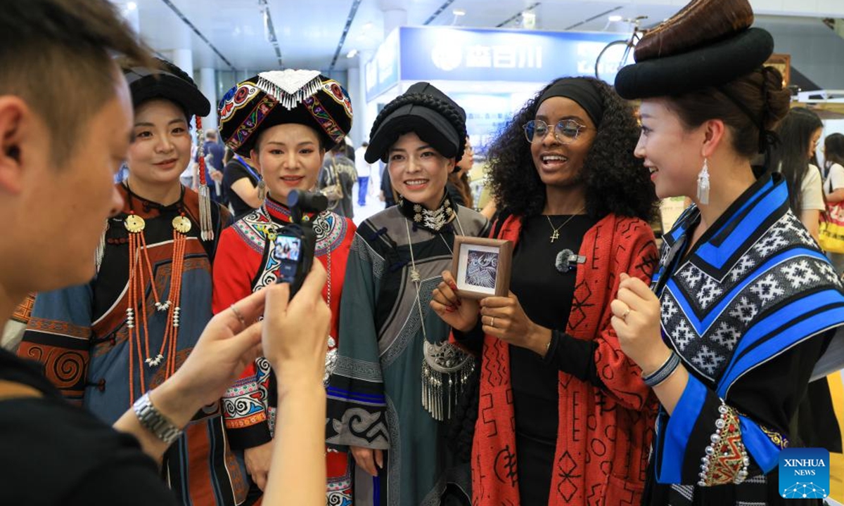 A foreign participant interacts with participants from Miao and Yi ethnic groups at the 22nd China (Shenzhen) International Cultural Industries Fair in Shenzhen, south China's Guangdong Province, May 21, 2026. The 22nd China (Shenzhen) International Cultural Industries Fair kicked off on Thursday in the metropolis of Shenzhen, located in south China's Guangdong Province.
(Xinhua/Mao Siqian)