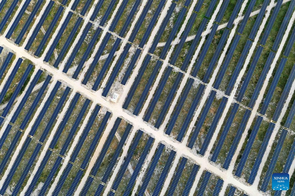 An aerial drone photo shows the Bileca PV-plus-storage project in Bileca, Bosnia and Herzegovina, on April 7, 2026. By the sapphire waters of Bileca Lake, rows of photovoltaic panels stretch across the rugged karst terrain. Mounted on tracking systems, they tilt and turn like sunflowers, following the sun from dawn to dusk, maximizing every ray of light into electricity.(Xinhua/Yin Xiaosheng)