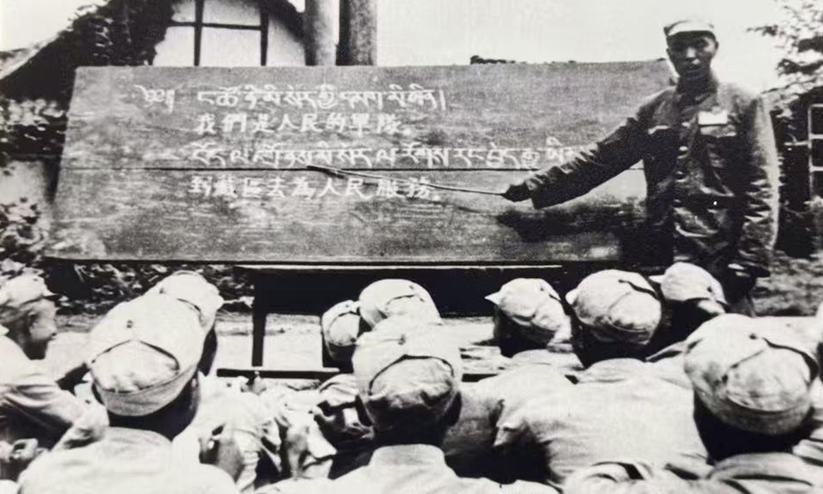 File photo: Soldiers of the 18th Army of the PLA learn the Tibetan language before entering Xizang in 1950. Photo: Courtesy of Qamdo Revolutionary History Museum