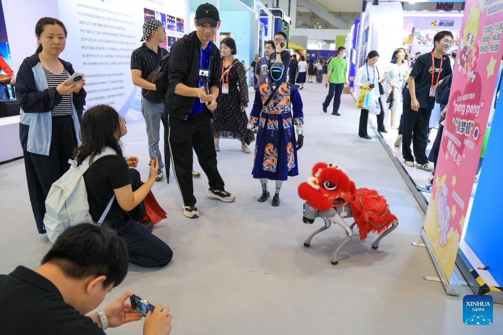 Visitors enjoy the performance of a humanoid robot and a robot dog at the 22nd China (Shenzhen) International Cultural Industries Fair in Shenzhen, south China's Guangdong Province, May 21, 2026. The 22nd China (Shenzhen) International Cultural Industries Fair kicked off on Thursday in the metropolis of Shenzhen, located in south China's Guangdong Province.
(Xinhua/Mao Siqian)