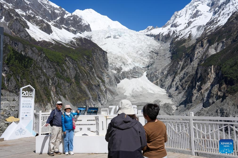 Tourists pose for photos at the Hailuogou scenic area in Garze Tibetan Autonomous Prefecture, southwest China's Sichuan Province, May 20, 2026. The Hailuogou scenic area in Garze Tibetan Autonomous Prefecture of Sichuan is renowned as a glacier forest park, with marvelous landscape of coexisting glaciers and virgin forests. (Photo: Xinhua)