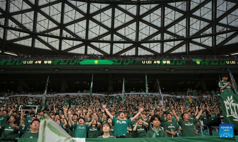Fans of Beijing Guoan cheer for the team before the 14th round match between Beijing Guoan and Henan FC at the 2026 season Chinese Football Super League (CSL) in Beijing, capital of China, May 23, 2026. (Xinhua/Hu Xingyu)