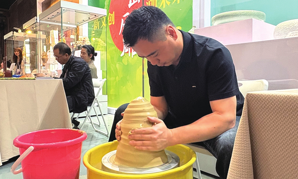An ICH practitioner makes a porcelain piece. Photos: Li Hang/GT