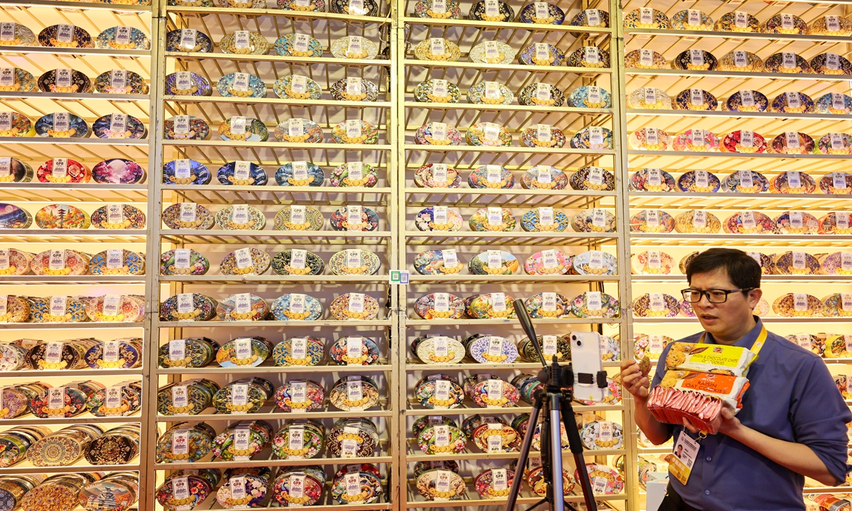 A salesperson promotes products via livestreaming at the 10th Silk Road International Exposition in Xi'an, the capital of Northwest China's Shaanxi Province, on May 24, 2026. This year's expo features a special exhibition area for the integration of ports, trade and industry, focusing on the new productivity of land and airport ports and bringing together more than 60 logistics, trade and industrial enterprises along the route, according to the Xinhua News Agency. Photo: VCG