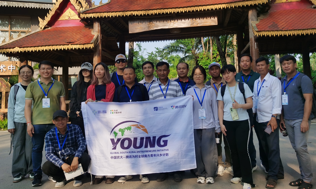 Lao village officials and government representatives from Luang Prabang, Laos, pose for a group photo at Manluanzhan village, Southwest China's Yunnan Province. Photo: Hu Yuwei/GT