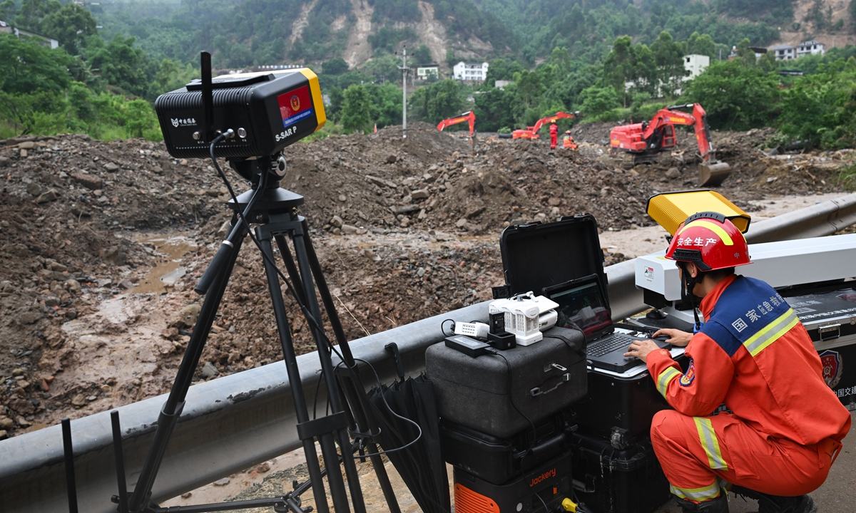 A rescue team member uses slope radar to monitor mountain stability at a disaster-stricken site in the Yongchuan district, Southwest China's Chongqing Municipality, on May 25, 2026. From the night of May 23 to the early hours of May 24, sudden extreme torrential rainfall hit the Yongchuan district, triggering mountain floods and geological disasters.
Photo: VCG
