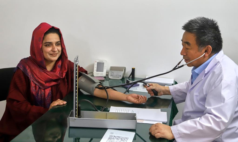 A doctor from the Qihuang Traditional Chinese Medicine Center conducts a medical examination for a patient in Islamabad, Pakistan, April 2, 2026. Photo: Xinhua