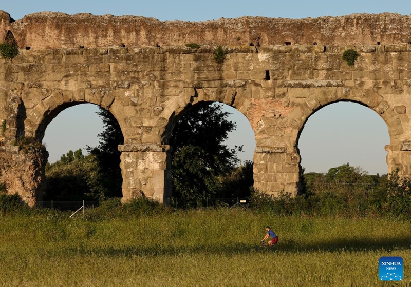 A cyclist rides at the Park of the Aqueducts in Rome, Italy, May 24, 2026. (Xinhua/Li Jing)