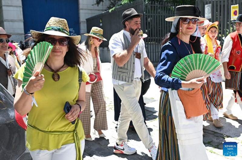 People holding fans are pictured amid heat wave in Madrid, Spain, May 24, 2026. (Photo by Gustavo Valiente/Xinhua)