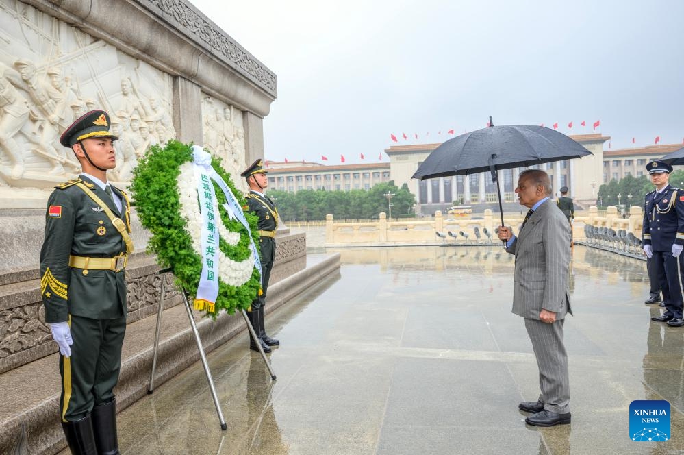 Pakistani Prime Minister Shehbaz Sharif lays a wreath at the Monument to the People's Heroes on Tian'anmen Square in Beijing, capital of China, May 25, 2026. (Xinhua/Jin Liangkuai)