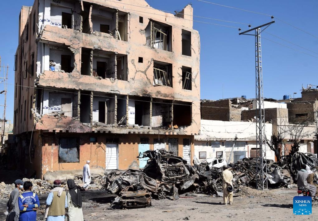 Locals are pictured at the site of a suicide blast in Quetta, Balochistan province, Pakistan, on May 25, 2026. The death toll from a suicide blast targeting a passenger train in Pakistan's southwestern Balochistan province has risen to 47, including 20 soldiers, while 98 others were injured, rescue officials said on Monday. (Photo: Xinhua)

