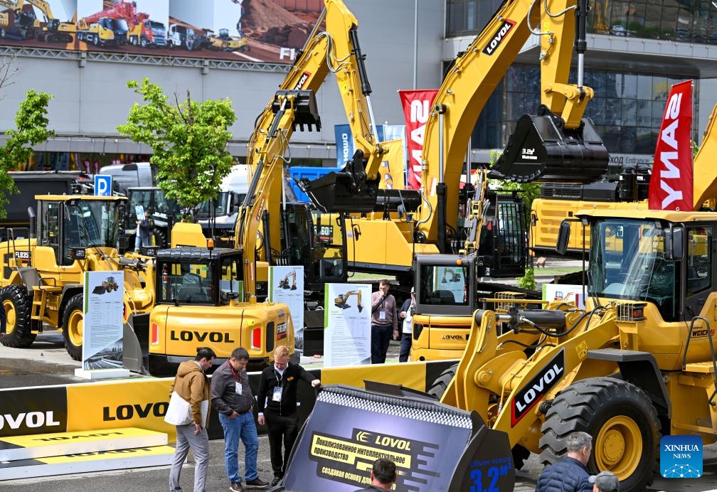 Visitors view Chinese-made construction machines during the International Trade Fair for Construction Equipment and Technologies (CTT Expo) in Moscow, Russia, May 26, 2026. The CTT Expo 2026 kicked off here on Tuesday and will last until May 29 (Photo: Xinhua)