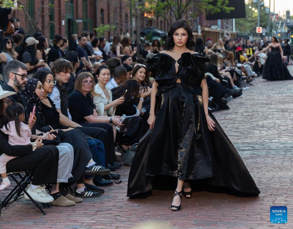 A model presents a creation on a pedestrian street during the Fashion Art Toronto's Fashion Week Spring/Summer 2026 in Toronto, Canada, on May 26, 2026. (Photo: Xinhua)
