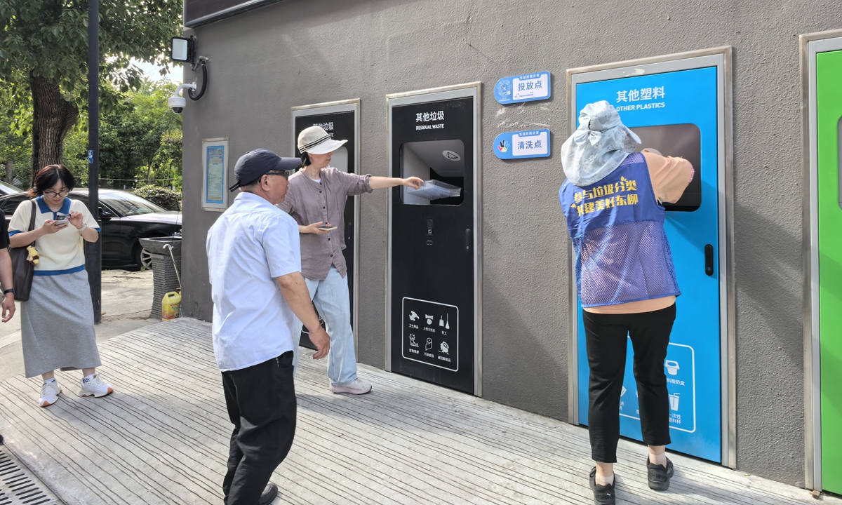 Residents sort waste at an intelligent recycling station in Ningbo. Photo: Zhang Yiyi/GT
