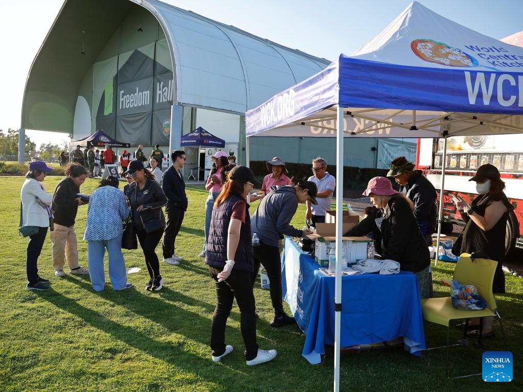 Evacuees register for their dinners at a pop-up kitchen by an emergency shelter in Fountain Valley, Orange County, California, the United States, on May 24, 2026. California authorities said on Sunday that a potential crack was found in a damaged industrial tank containing volatile chemicals in Orange County as emergency crews raced to prevent the tank from rupturing or exploding. (Photo: Xinhua)