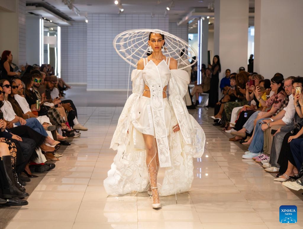 A model presents a creation at the Fashion Art Toronto's Fashion Week Spring/Summer 2026 in Toronto, Canada, on May 25, 2026. The annual event kicked off here on Monday and will last until May 31. (Photo: Xinhua)
