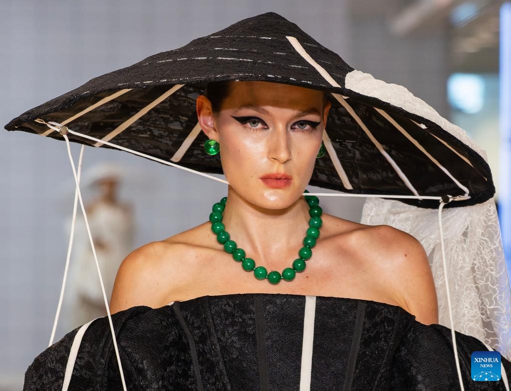 A model presents a creation at the Fashion Art Toronto's Fashion Week Spring/Summer 2026 in Toronto, Canada, on May 25, 2026. The annual event kicked off here on Monday and will last until May 31. (Photo: Xinhua)