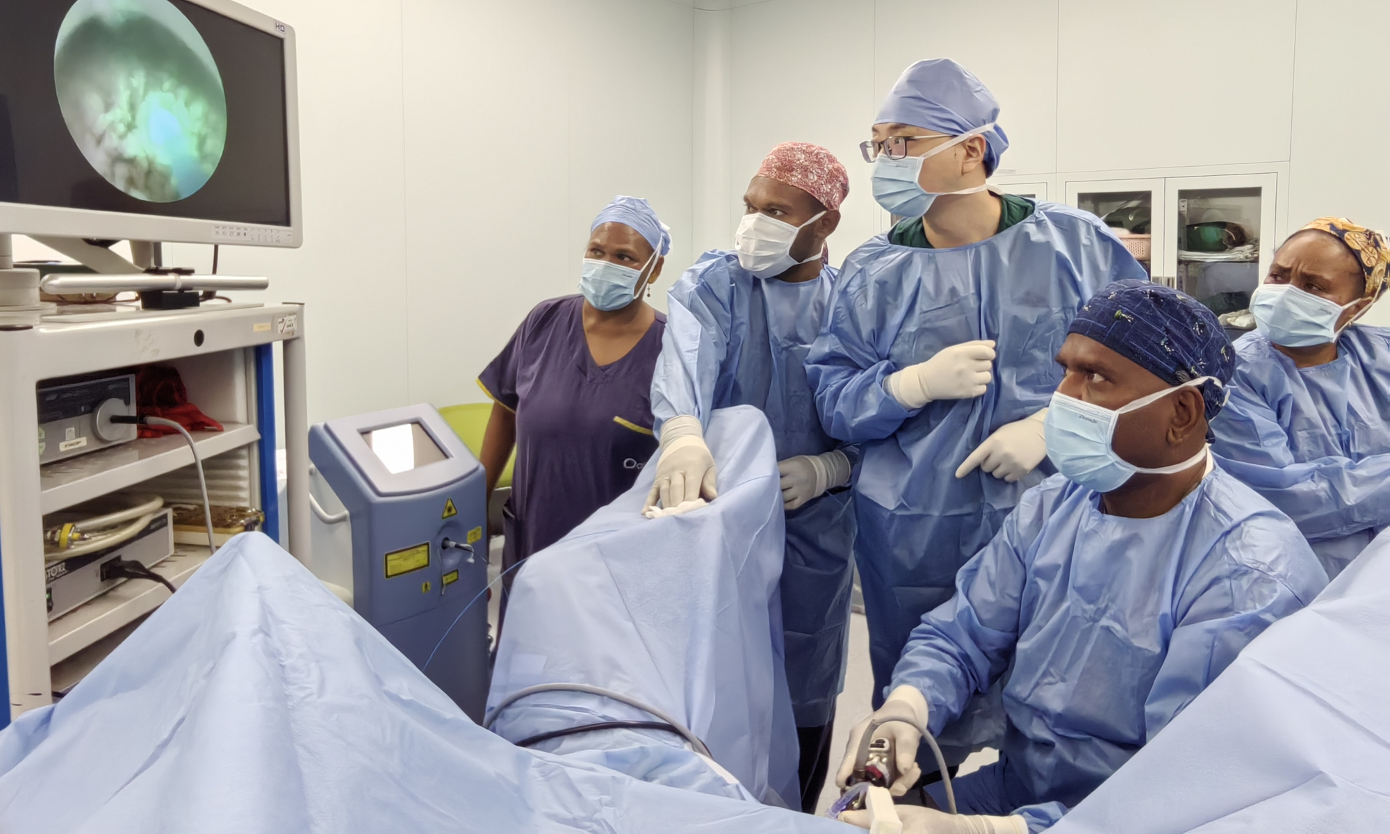 Chinese and local doctors perform the country's first holmium laser lithotripsy for bladder stones in Solomon Islands on October 23, 2025. Photo: Courtesy of the Chinese medical team